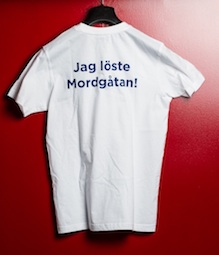 T-shirt med text "Jag löste mordgåtan" för den som lyckas lösa den kluriga mordgåtan.